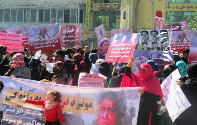 راهپیمایی برای دادخواهی خون شهید فرخنده در جلال‌آباد
