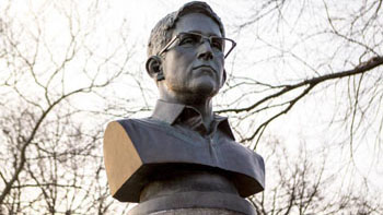 مجسمه ادوارد اسنودن