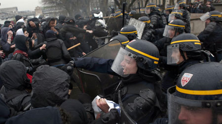 درگیری بین پولیس و جوانان در جریان تظاهرات علیه قانون کار در شهر پاریس فرانسه