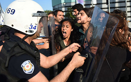 حمله علیه زنان در ترکیه، تشکل زنان را هدف قرار می‌دهد