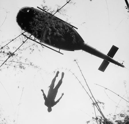 پرتاب جسد از هلی‌کوپتر در یکی از ساحات جنگی در ویتنام