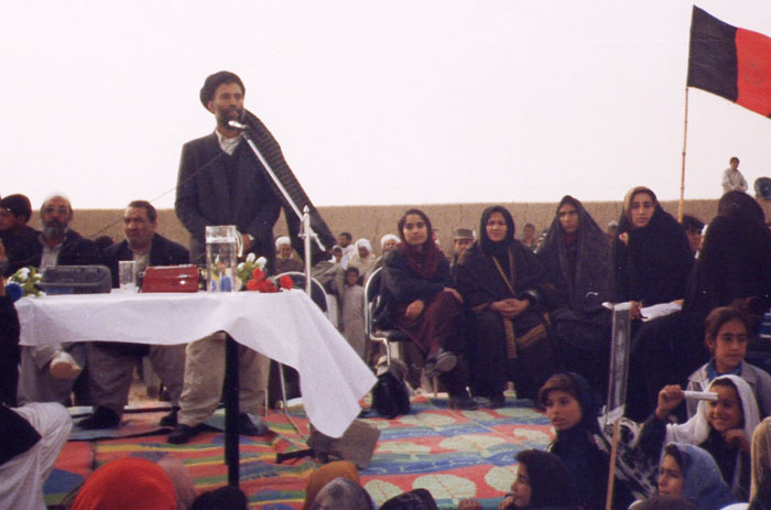 استاد محمد علم خان در جریان سخنرانی در استقبال از ملالی جویا