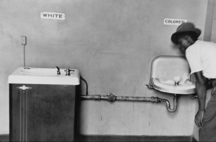 ۱۹۵۰: دستشویی جداگانه سیاهان و سفیدها در ایالت کارولینای شمالی امریکا.