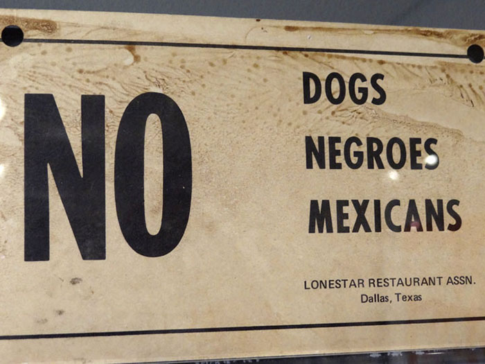 لوحه یک رستورانت در ایالت تگزاس امریکا که در موزیم ملی حقوق مدنی نگهداری می‌شود: «ورود سگ‌ها، رنگین‌پوستان و مکسیکویی‌ها ممنوع»