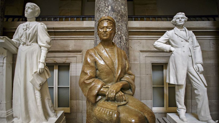 در سال ۲۰۱۳، تندیس رزا پارکس در تالار مجسمه‌های کپیتل هال در واشنگتن نصب گردید.