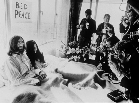 جان لنون و یوکو اونو در جریان کارزار «بستر صلح»