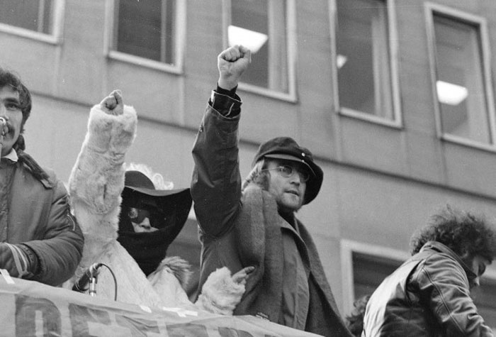 جان لنون و یوکو اونو در جریان تظاهرات ضد حضور نظامی سربازان انگلیس در ایرلند