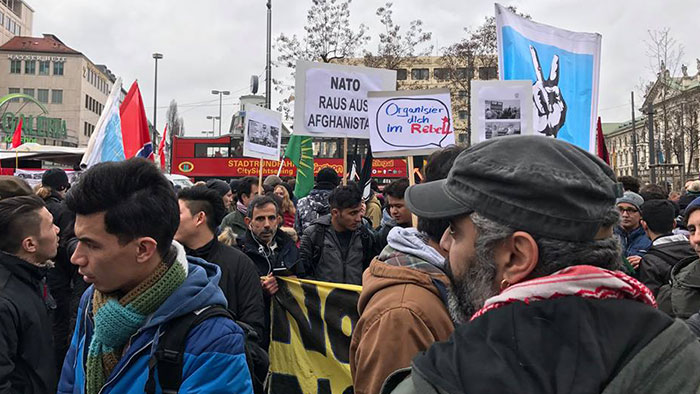 هواداران حزب همبستگی افغانستان درتظاهرات عليه كنفرانس امنيتى ناتو در اروپا