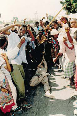 سومالی‌ها لاشه‌ پیلوت امریکایی را در جاده‌های موگادیشو کشاندند.