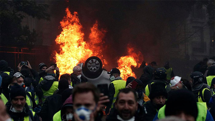 معترضان فرانسه: «دولت بر ما می‌شاشد ولی رسانه‌ها می‌گویند باران می‌بارد!»