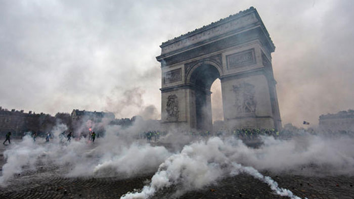 معترضان فرانسه: «دولت بر ما می‌شاشد ولی رسانه‌ها می‌گویند باران می‌بارد!»