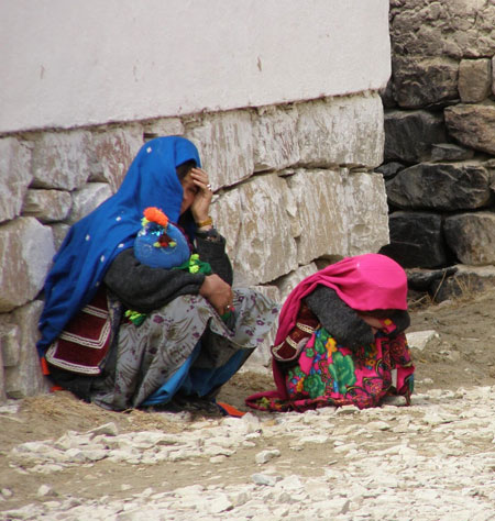 بامیان: زنی با کودکانش در انتظار داکتر در کلینک‌ یکاولنگ