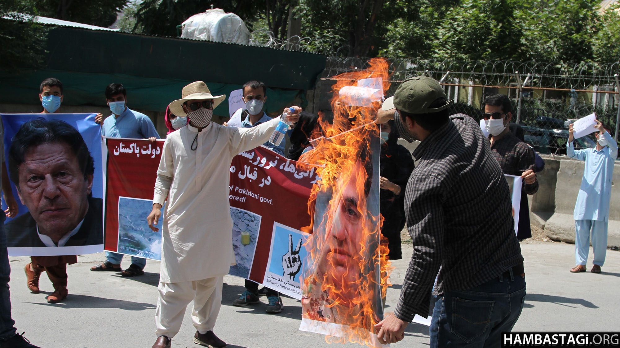 جوانان حزب همبستگی بر درب سفارت پاکستان در کابل رنگ پاشیدند