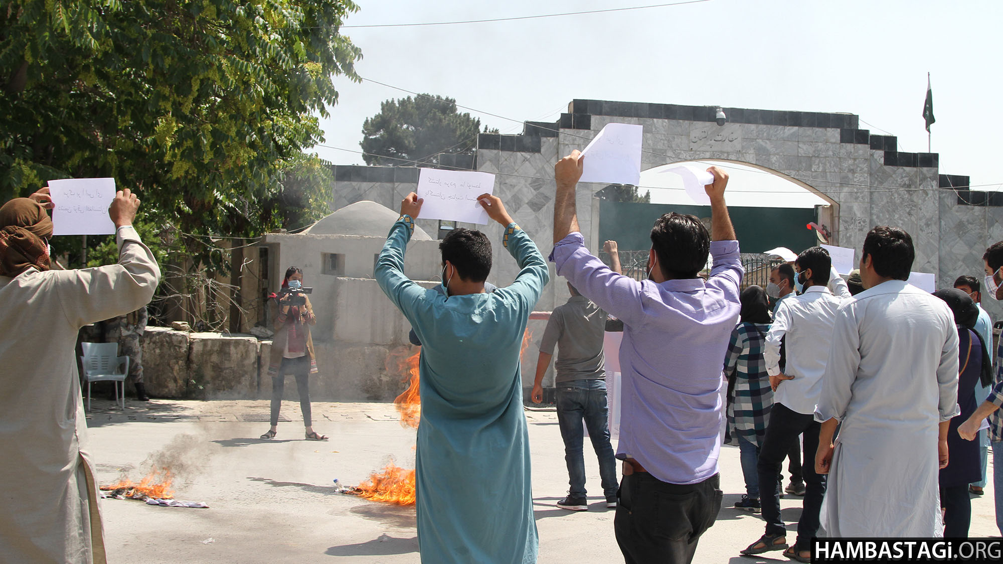 جوانان حزب همبستگی بر درب سفارت پاکستان در کابل رنگ پاشیدند