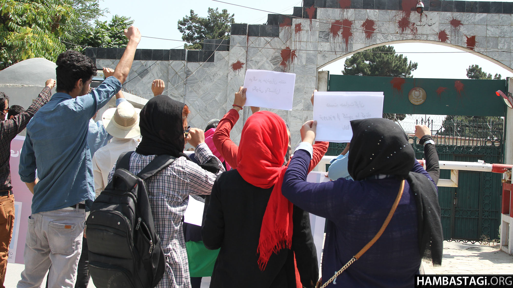 جوانان حزب همبستگی بر درب سفارت پاکستان در کابل رنگ پاشیدند