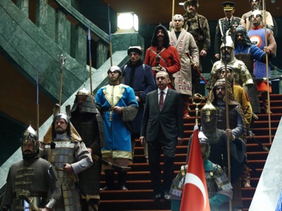رئیس جمهور اردوغان در کاخ با شکوه جدید به همراه ١٦ سرباز با لباس های رزمی ١٦ امپراتوری ترکیه که پیش از او فرمانروائی کرده اند.