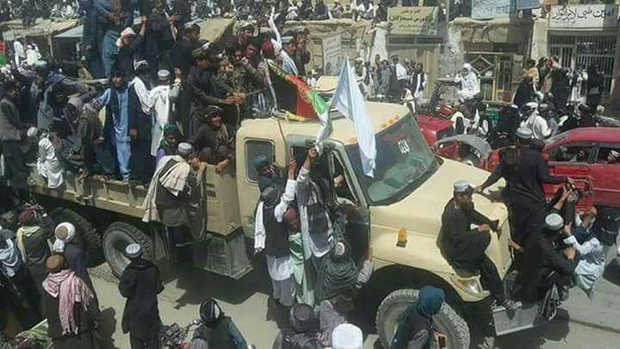 گشت و گذار و خرمستی طالبان در شهرها که به دستور غنی و اشاره امریکا صورت گرفت