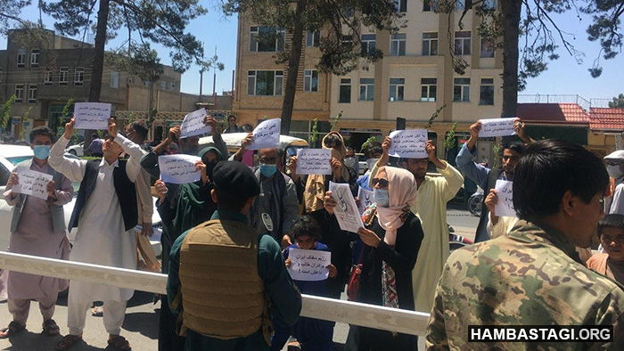 جوانان حزب همبستگی بر در و لوحه قونسلگری ایران در هرات رنگ پاشیدند