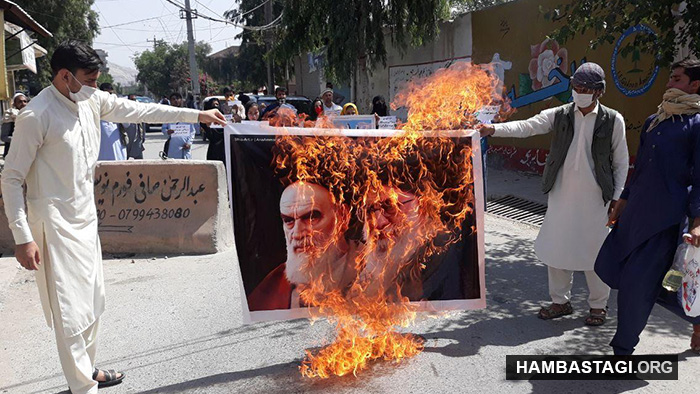 جوانان حزب همبستگی عکس خمینی و خامنه‌ای خون‌آشام را در جلال‌آباد به آتش کشیدند