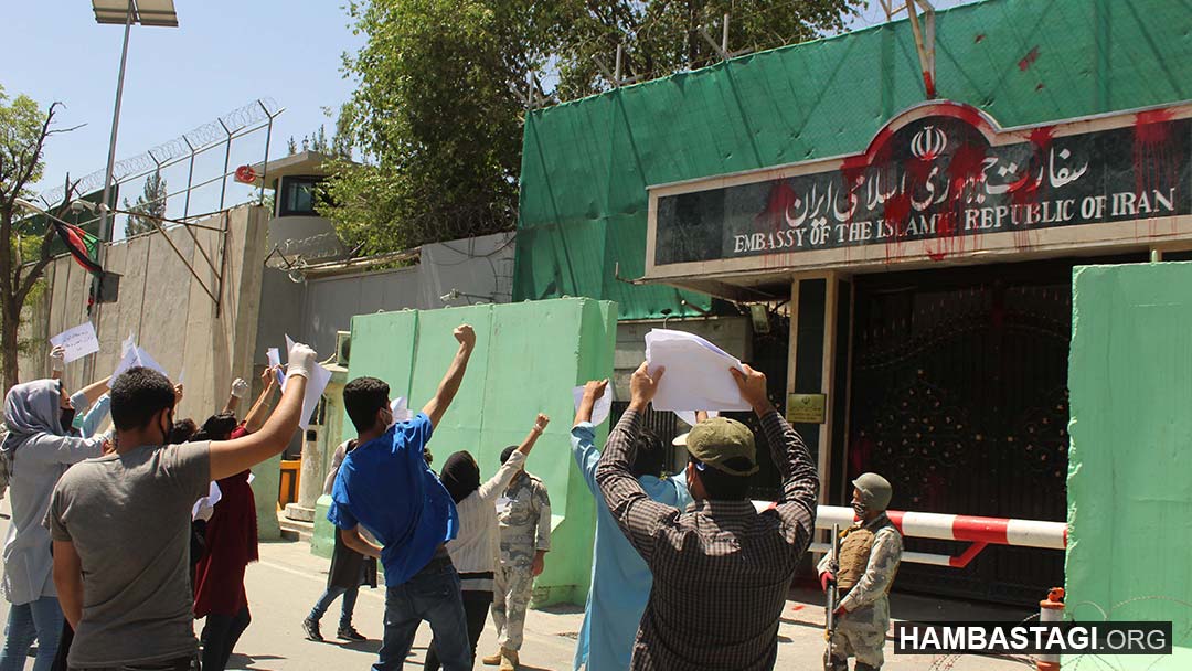حزب همبستگی به نشانه اعتراض بر تابلوی سفارت ایران در کابل رنگ قرمز پاشید