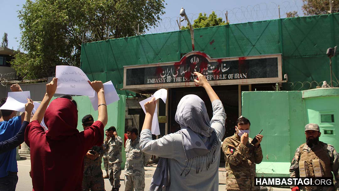 جوانان حزب همبستگی افغانستان درب جاسوسخانه ایران در کابل را رنگ‌پاشی بر کردند