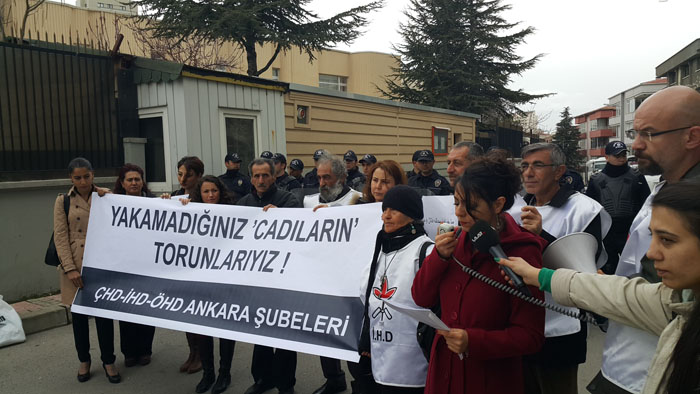 تجمع اعتراضی چندین نهاد مدافع حقوق بشر ترکیه دربرابر سفارت افغانستان در انقره در محکومیت قتل فرخنده