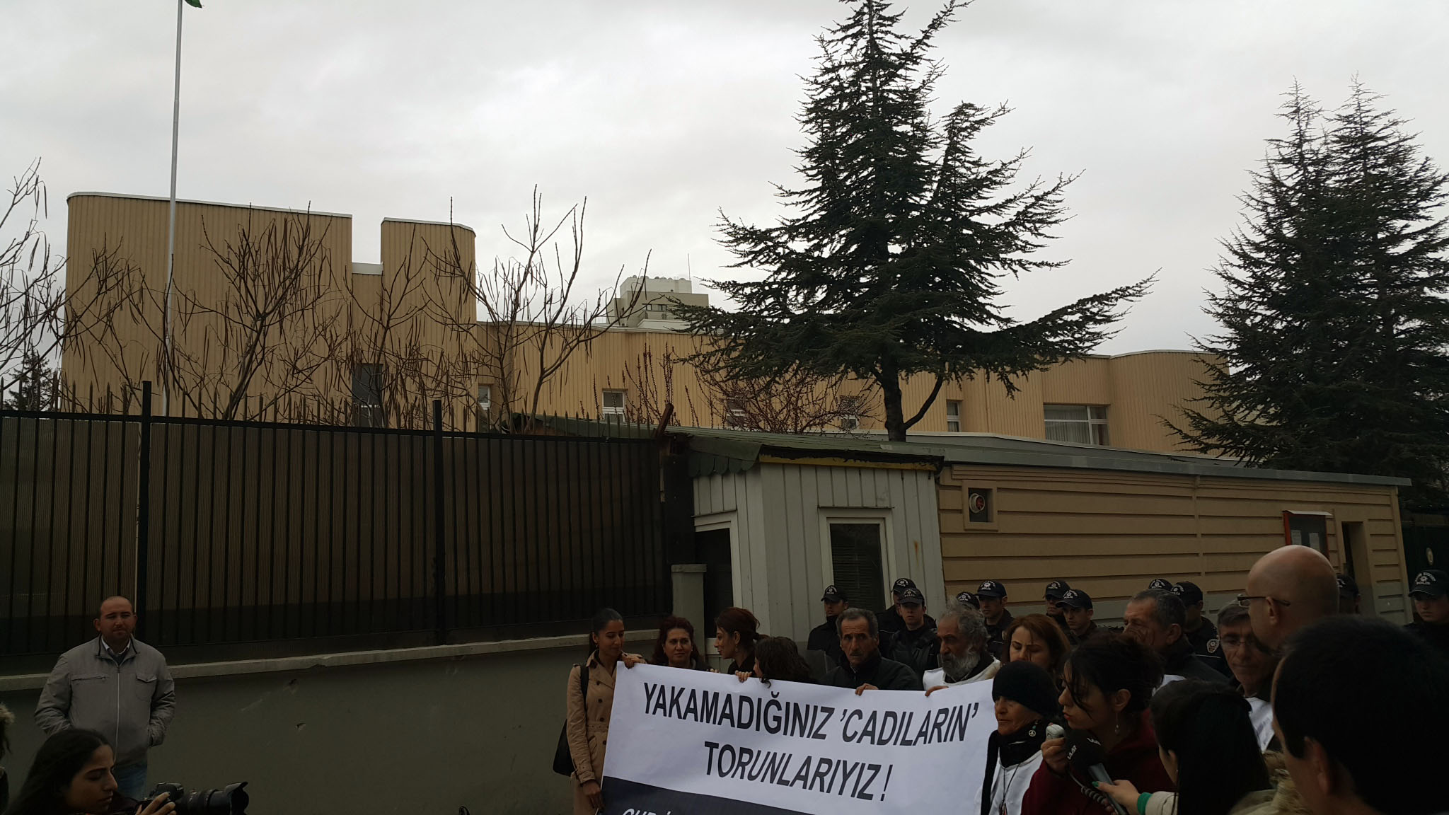 تجمع اعتراضی چندین نهاد مدافع حقوق بشر ترکیه در برابر سفارت افغانستان در انقره در محکومیت قتل فرخنده