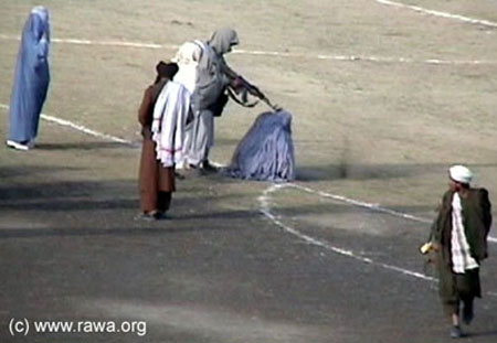 زنان افغان تحت حاکمیت غلامان امریکا زجرکش می‌شوند
