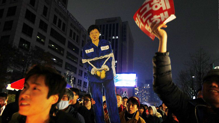 خشم مردم کوریا در برابر فساد،‌ سرمشقی برای مردم ما