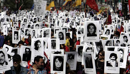  تظاهرات مردم شیلی به خاطر محاکمه عاملان کشتار و ناپدید شدن ۴۰۰۰۰ زندانی سیاسی