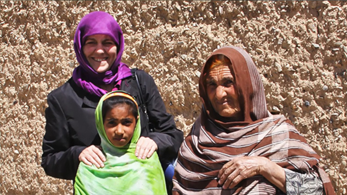  کرستینا در یکی از روستاهای افغانستان
