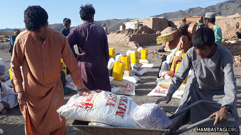 توزیع مواد غذایی برای زلزله‌زدگان زنده‌جان هرات
