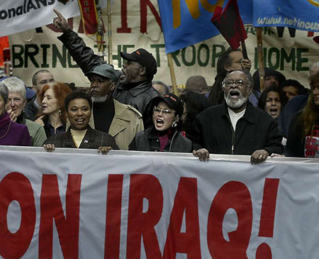 باربارا لی در صف مقدم تظاهرات علیه جنگ عراق.