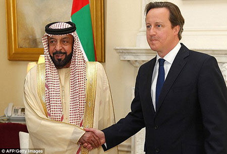 دیوید کامرون، صدراعظم سابق انگلستان و شیخ خلیفه بن زاید، رییس امارات متحده عربی