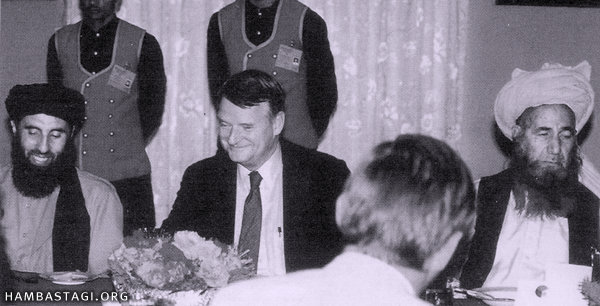 1988: Gulbuddín y Khales con Richard Kair, embajador estadounidense en Pakistán.