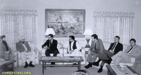 De derecha a izquierda: Milton Bearden (Responsable de la CIA en Islamabad), Richard Karn (Asistente/Vice presidente de la CIA)