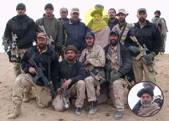 حامد کرزی با نگهبانان امریکایی در ارزگان