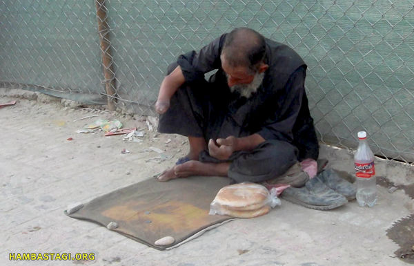 گدایی که در سگ جنگی دست خود ر از دست داد