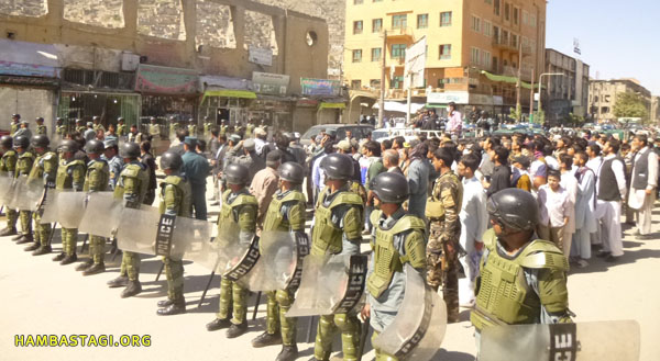  پولیس مجهز در اطراف تظاهرکنندگان دیوار انسانی تشیکل داده جلو ورود صدها هواداران ما را که میخواستند به ما بپیوندند گرفتند.