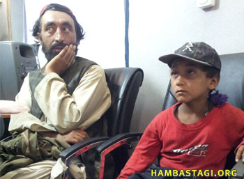 Roozi Khan con su hijo de 7 años