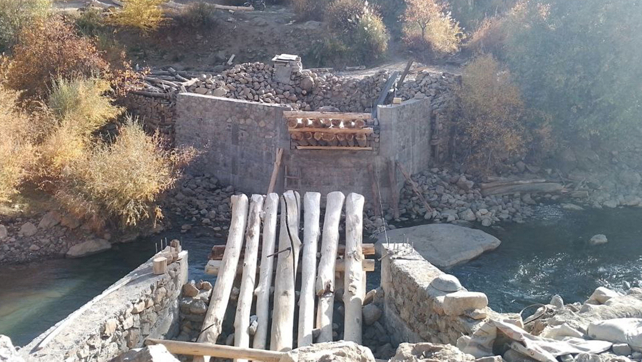چهارلک افغانی پول نقد و چوب زیر نام ساخت پل چوبی از مردم گرد آورده شد و با زور نیروی کار مردم نیز به خدمت گرفته شد.