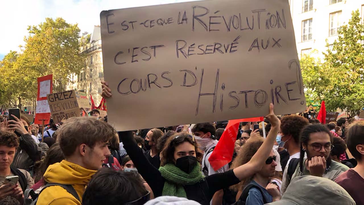 زادگاه کمون پاریس، صحنه‌‌ی شورانگیز مقاومت در برابر نئوفاشیزم‌