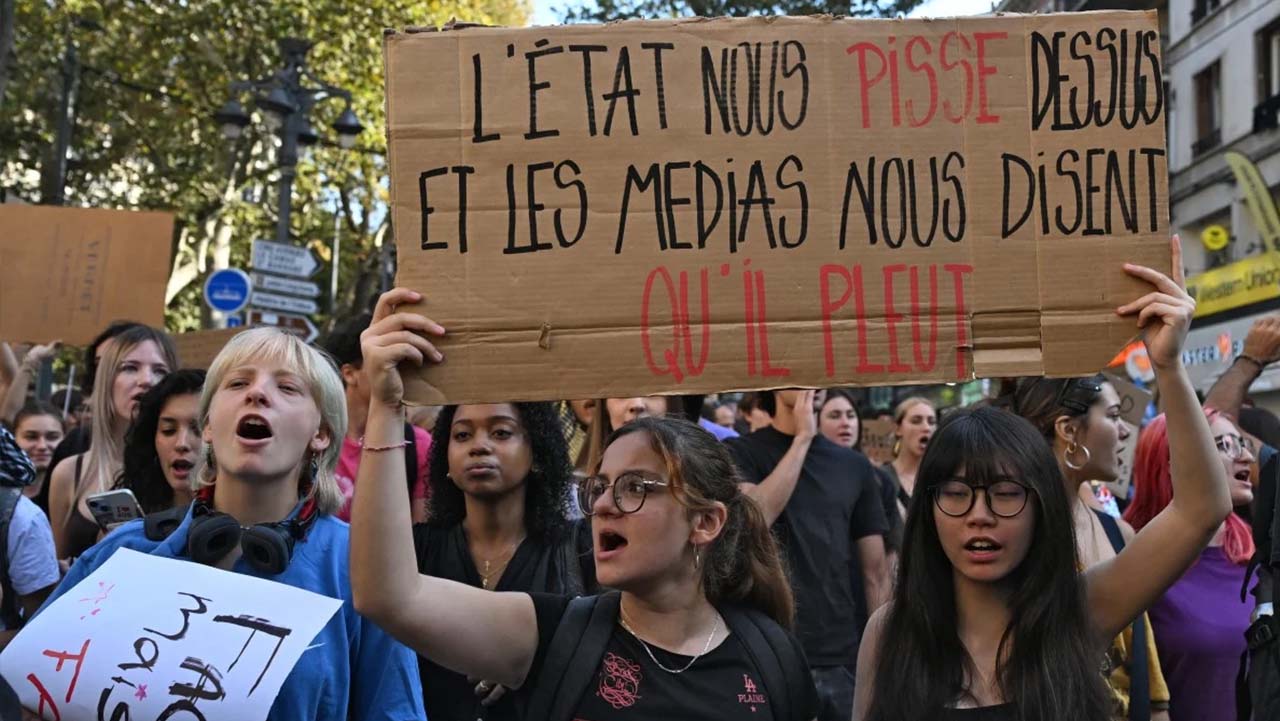 زادگاه کمون پاریس، صحنه‌‌ی شورانگیز مقاومت در برابر نئوفاشیزم‌